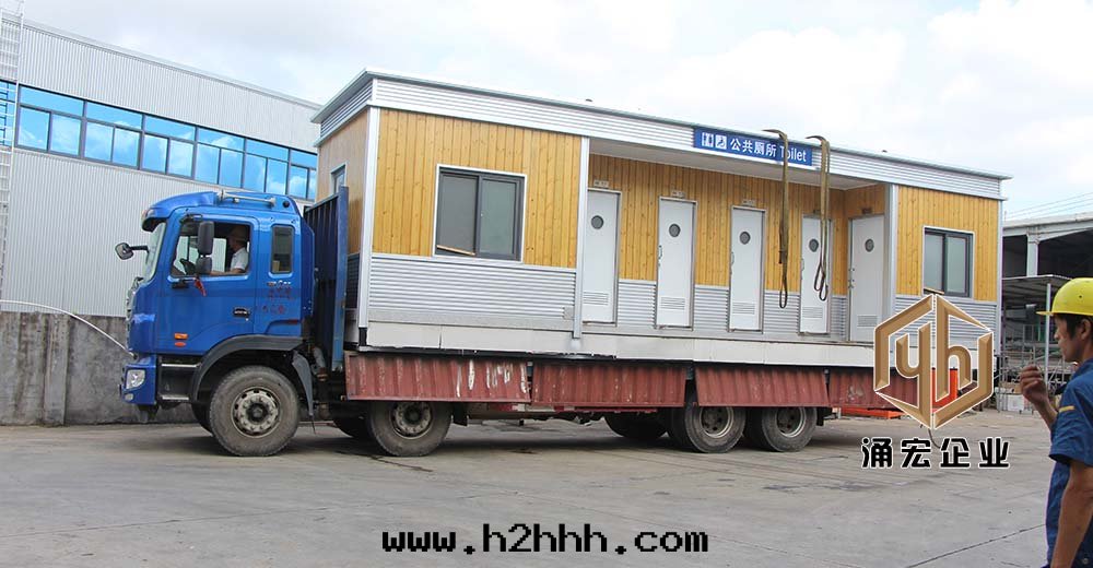 防腐木(mù)生(shēng)态环保廁所(suǒ)裝(zhuāng)車出(chū)貨