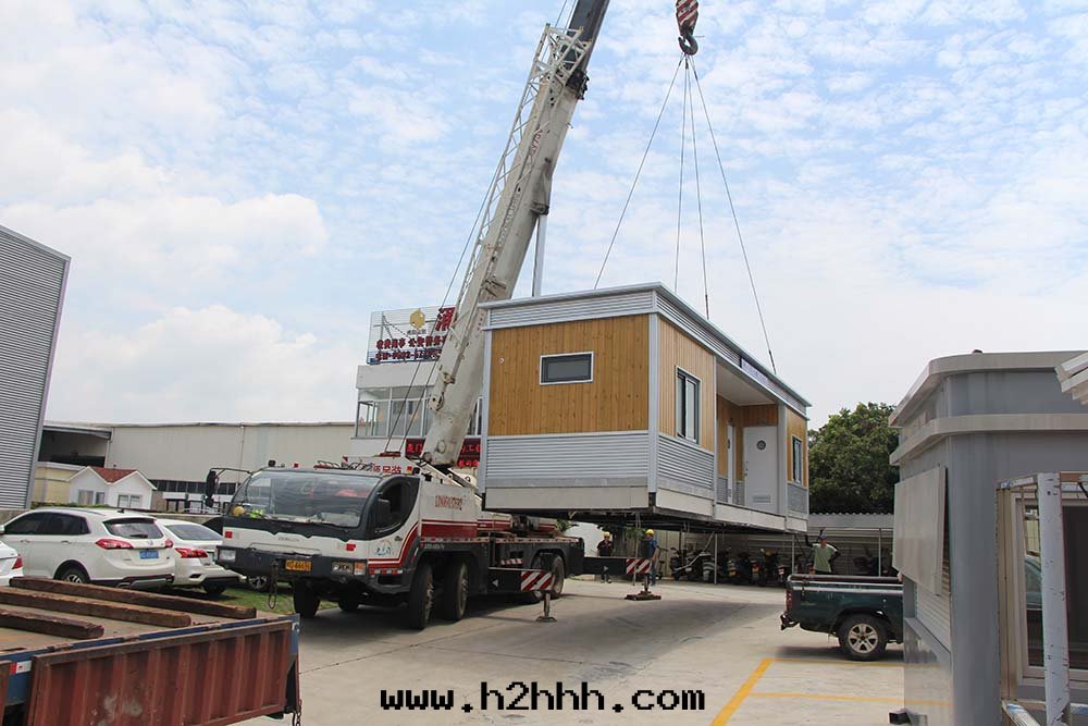 生(shēng)态环保廁所(suǒ)吊裝(zhuāng)中(zhōng)