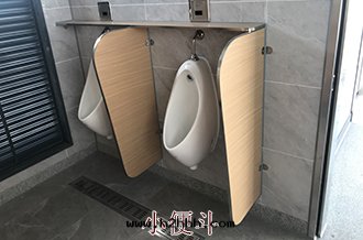 五(wǔ)緣湾湾道(dào)成(chéng)品廁所(suǒ)小便斗(dǒu)