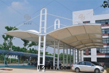 膜結構停車棚