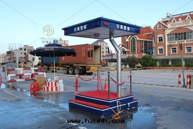 交通(tòng)警察站崗亭